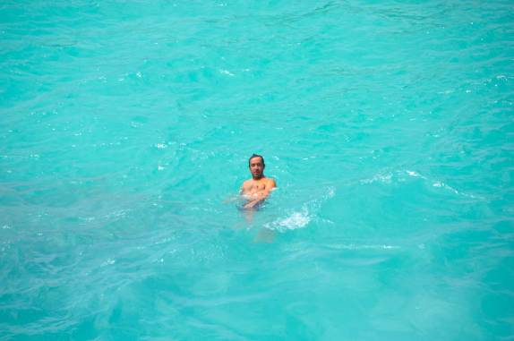 Nadando no mar azul de Horseshoe Bay, em Bermuda